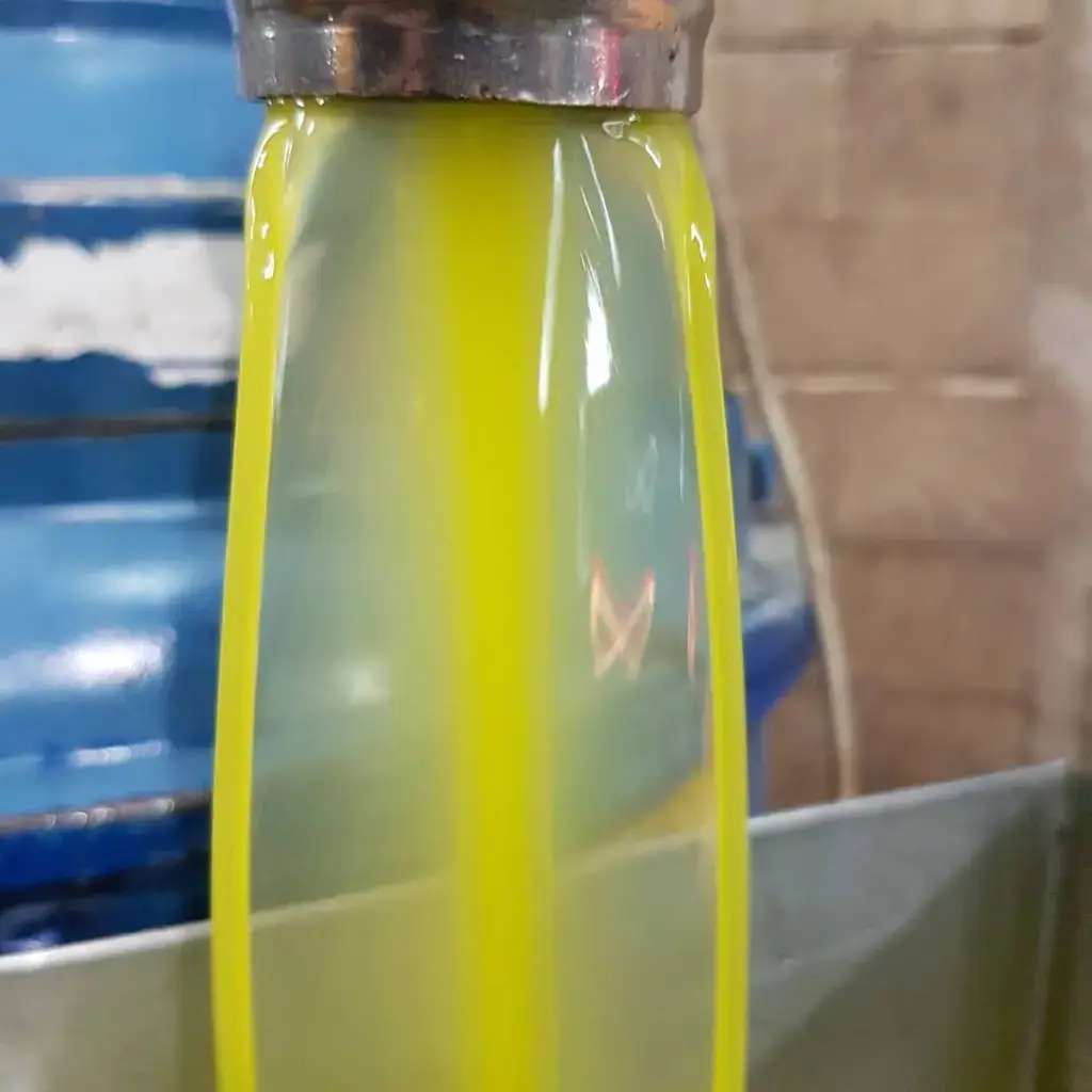 שמן זית טרי במשק שספי זרם של שמן זית טרי במהלך תהליך ההפקה בבית הבד של משק שספי